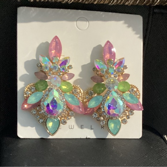 -🌸Iridescent Light Pastel Colored GoldTone Crystal Drop Post back Earrings - Picture 6 of 16